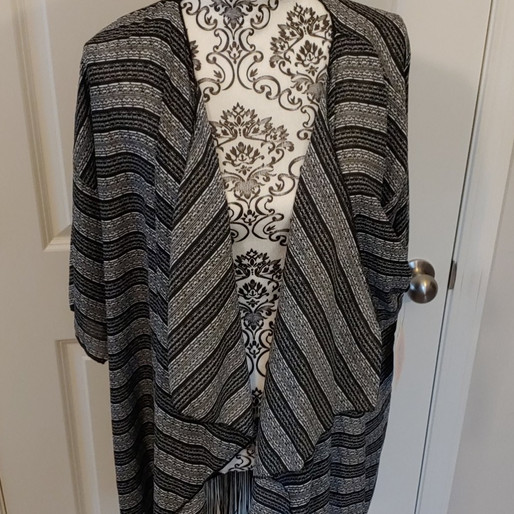 Lularoe Monroe Kimono - Picture 2 of 5